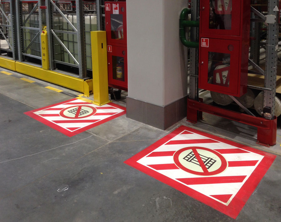 Напольная разметка красного цвета для обозначения зон в районе пожарных щитов и гидрантов
